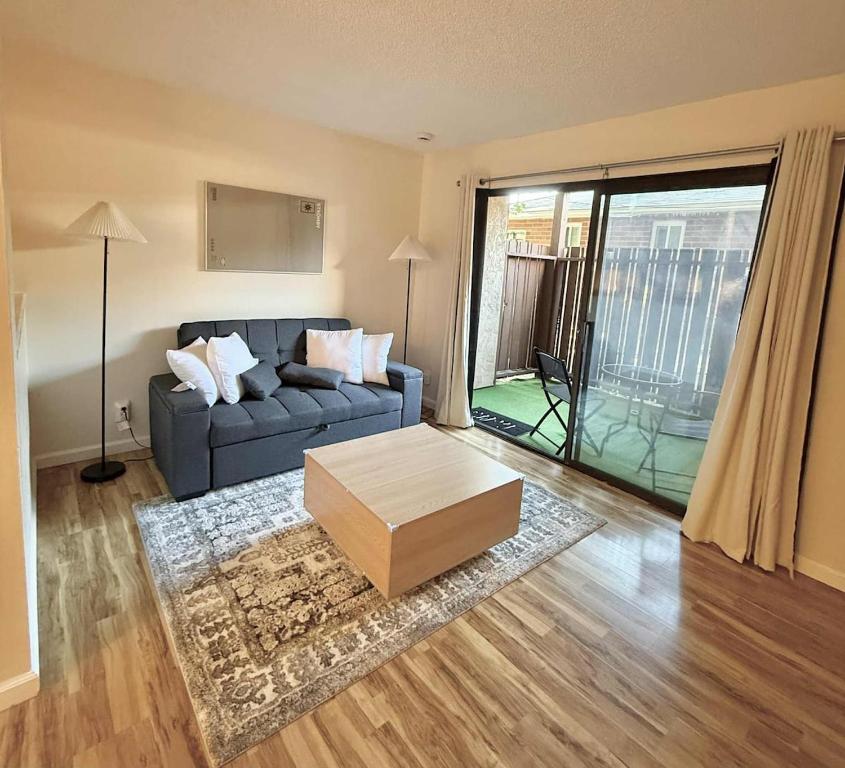 ein Wohnzimmer mit einer Couch und einem Couchtisch in der Unterkunft Near Lake, Golf and Tennis - Reno Condo in Reno