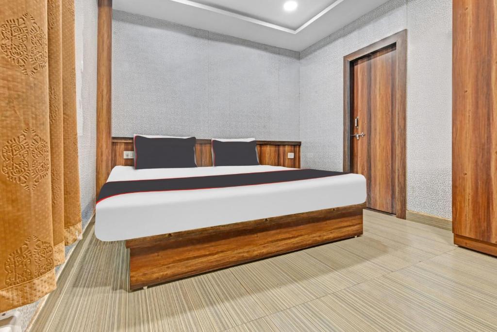 Ένα ή περισσότερα κρεβάτια σε δωμάτιο στο Collection O Mohan Paradise