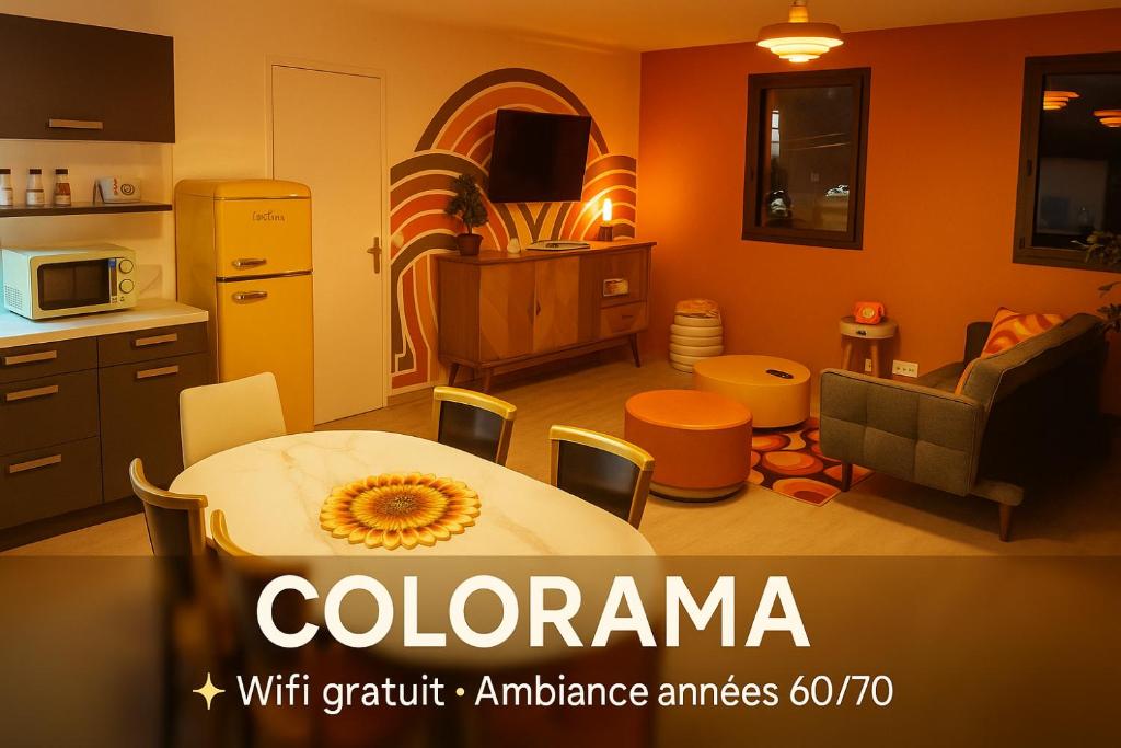 Colorama في Nozay: مطبخ وغرفة معيشة مع طاولة وكراسي