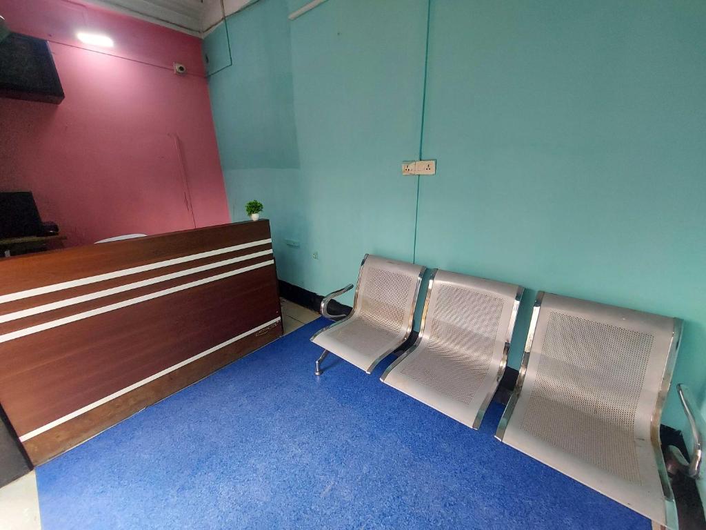 two empty seats in a waiting room at Hotel O SUNLEAF GUEST HOUSE in Dispur