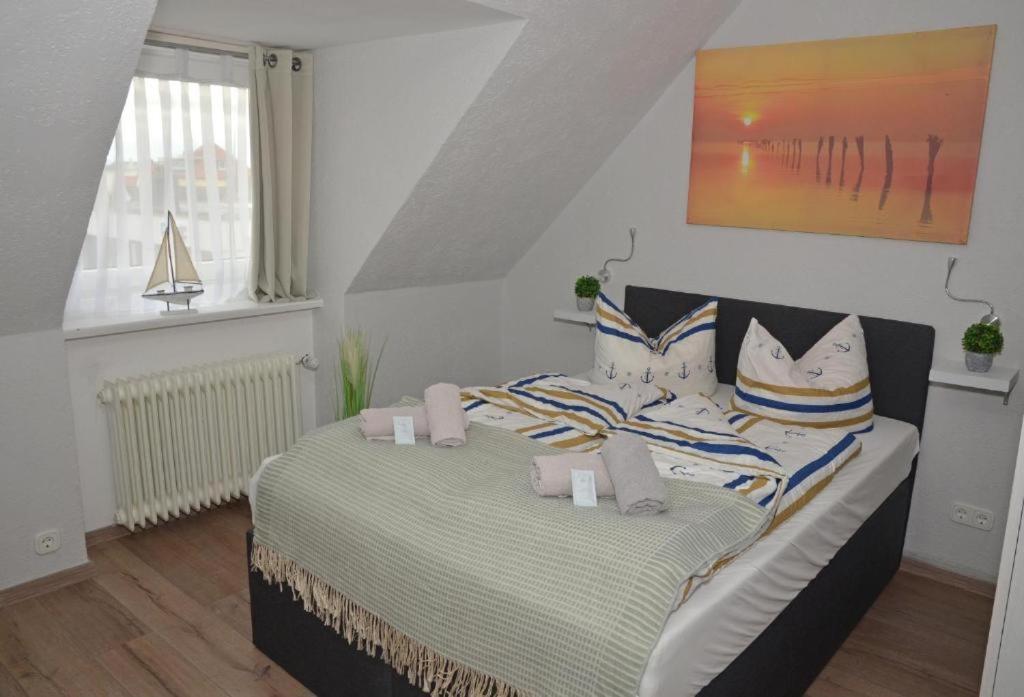 库克斯港Gästehaus Strandbake的一间卧室，床上有枕头