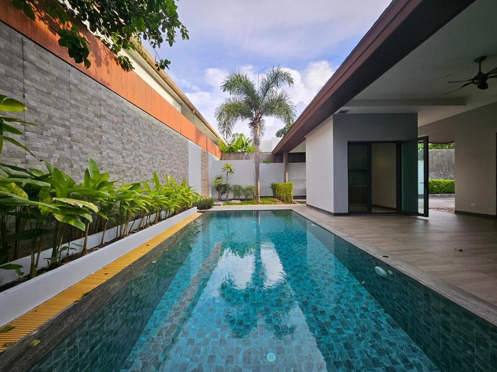 une piscine dans l'arrière-cour d'une maison dans l'établissement Nicky Villa Luxury Private Haven in BangTao Laguna, à Laguna Phuket