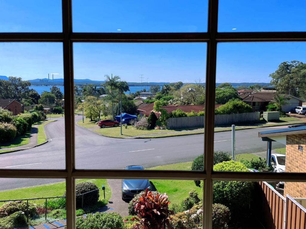een raam met uitzicht op een straat bij Sunny Lakeview Lodge- Perfect for Family & Friends in Bonnells Bay
