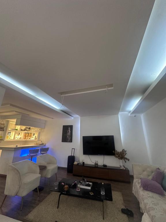 Μια τηλεόραση ή/και κέντρο ψυχαγωγίας στο Home Love and Laughter