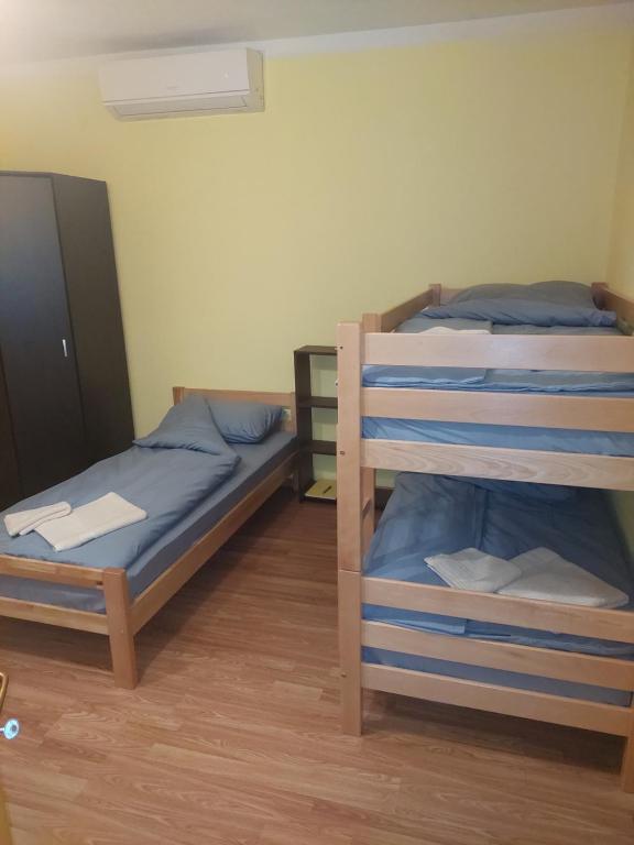 two bunk beds in a small room withthritisthritisthritisthritisthritisthritisthritisthritis at Apartmani Sumatra in Srebrenica
