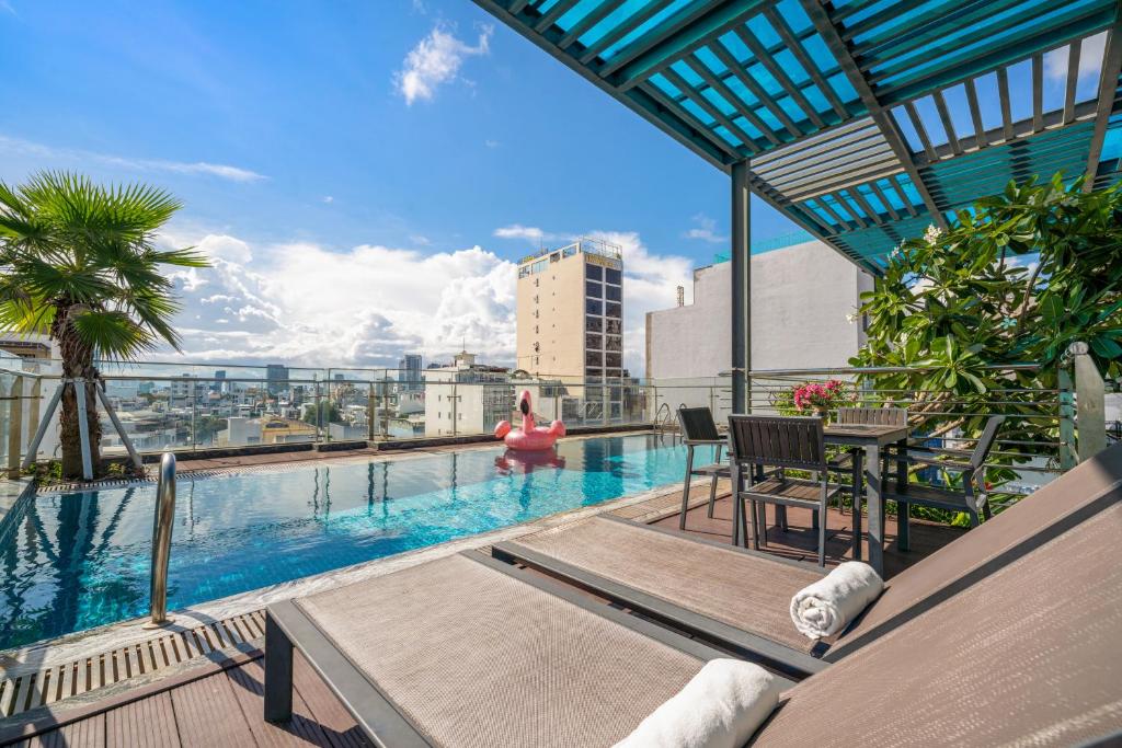 une piscine au sommet d'un immeuble dans l'établissement Happy House Hotel & Apartment, à Đà Nẵng