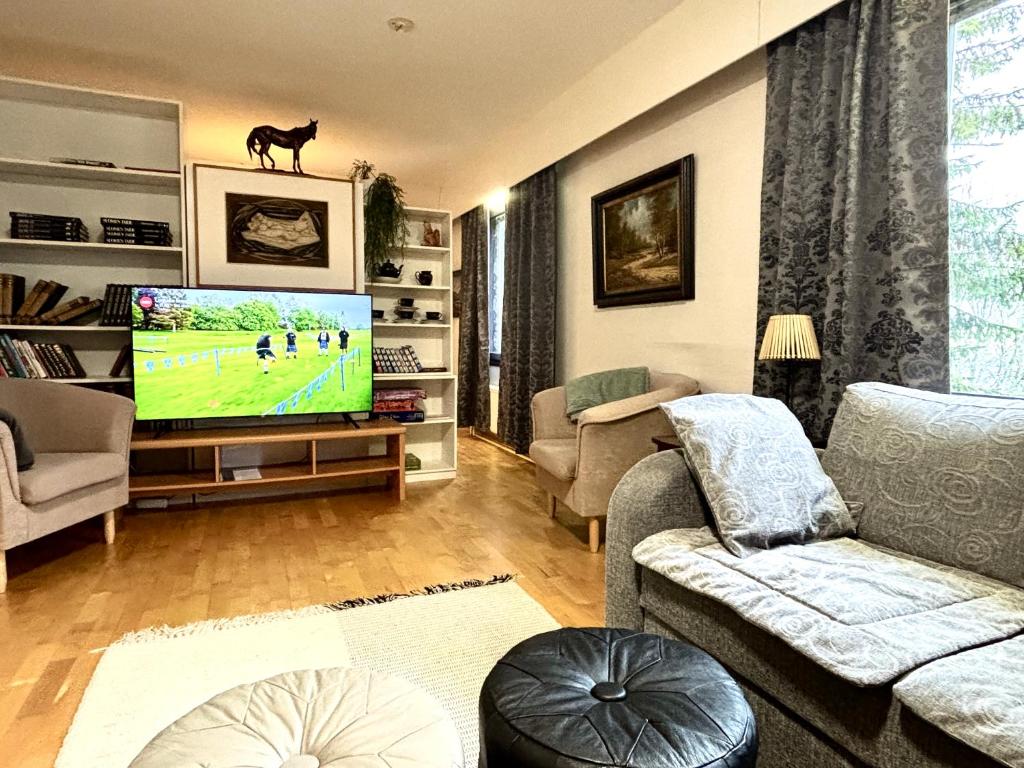 TV a/nebo společenská místnost v ubytování Villa Nisula - yläkerran asunto