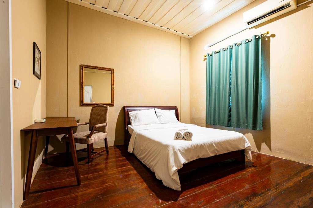 Postel nebo postele na pokoji v ubytování Rest Inn Yaowarat - เรสอิน เยาวราช ไชน่าทาวน์