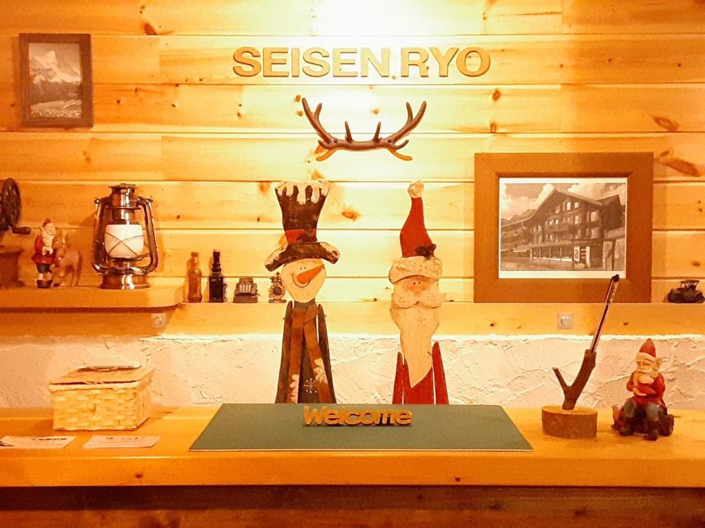 eine Theke mit zwei Elchfiguren an einer Wand in der Unterkunft seisen-ryo - Vacation STAY 95870 in Gujō