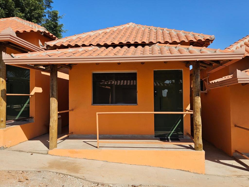 ein orangefarbenes Haus mit Ziegeldach in der Unterkunft Aromas e Brumas hospedagem in Brumadinho