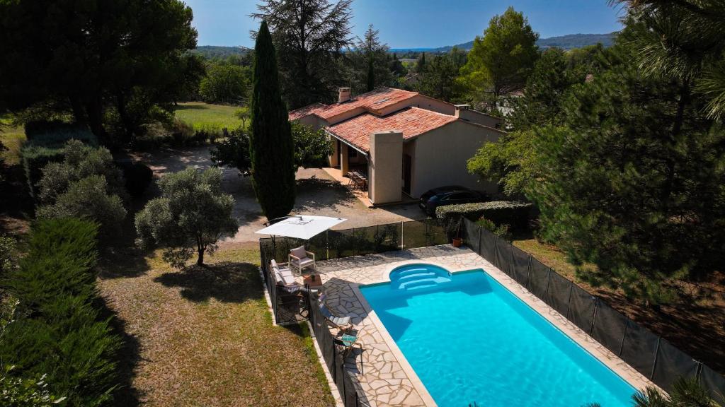 een uitzicht over een zwembad voor een huis bij Charming house in Oppede - Swimming Pool & Tranquility in Oppède