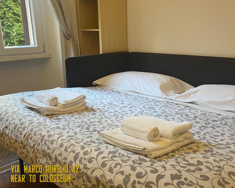 een bed met twee handdoeken en een bed bij il Plancton in Rome