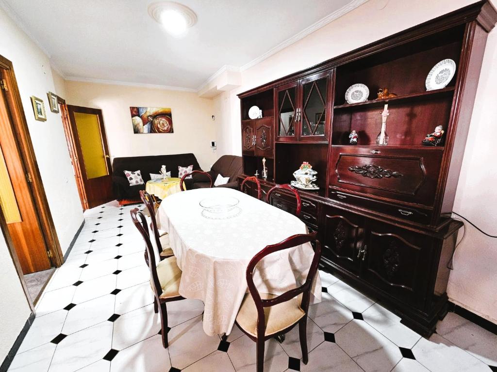 a dining room with a white table and chairs at Casa de Pueblo con Encanto in Valderrubio