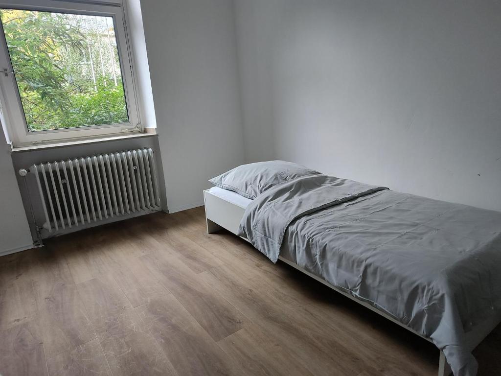 Postel nebo postele na pokoji v ubytování LivingStation Essen R1 bis R4