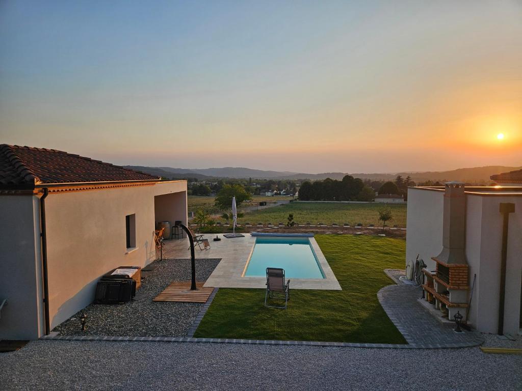 PrayssacにあるLa Panuramaの庭にスイミングプールがあるヴィラ