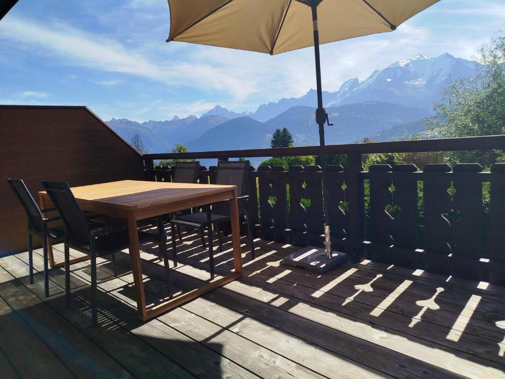 Nespecifikovaný výhled na hory nebo výhled na hory při pohledu z chaty