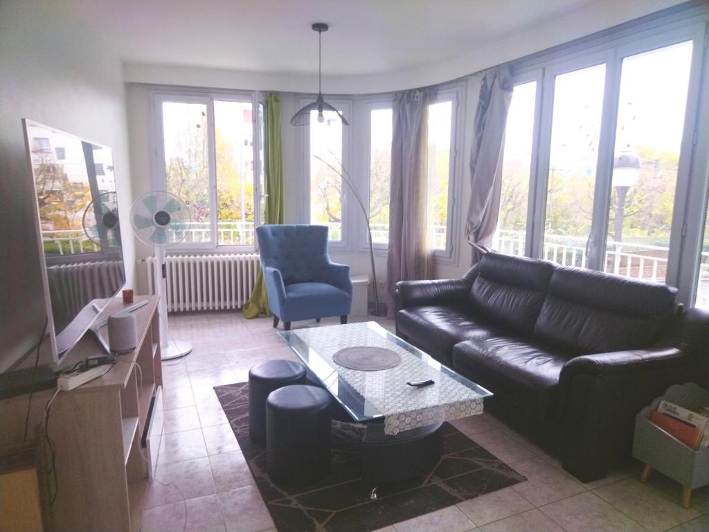 Posezení v ubytování Appartement familiale face à un square arboré