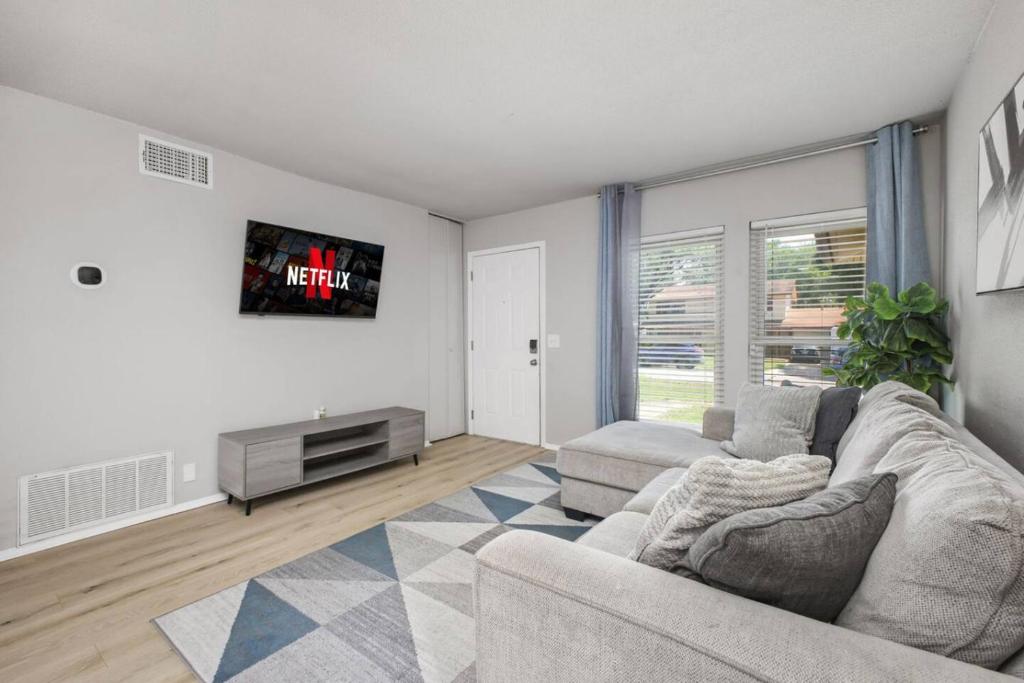 サンアントニオにあるCozy 3BR Home Family-Friendly Near Attractionsのソファとテレビのあるリビングルーム