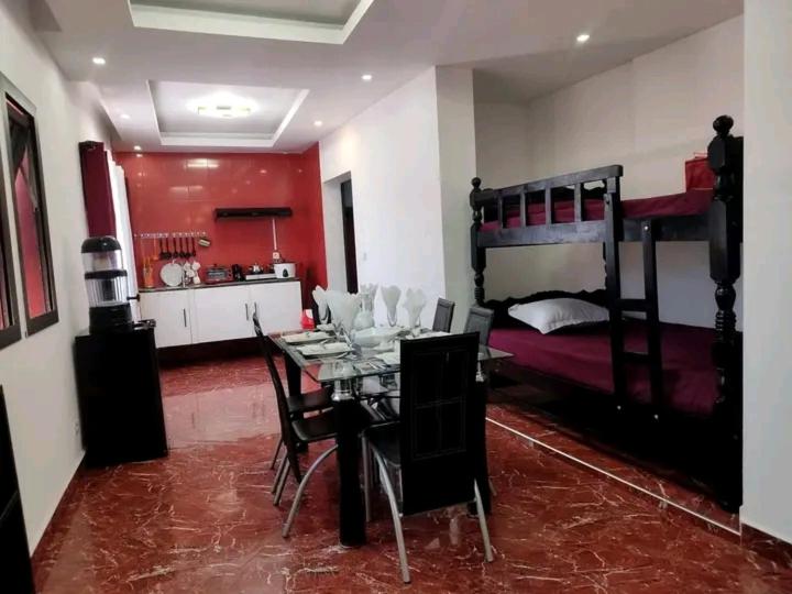 アンタナナリボにあるIsorakaparTのダイニングテーブル付きの部屋、二段ベッド付きのベッドルーム1室が備わります。