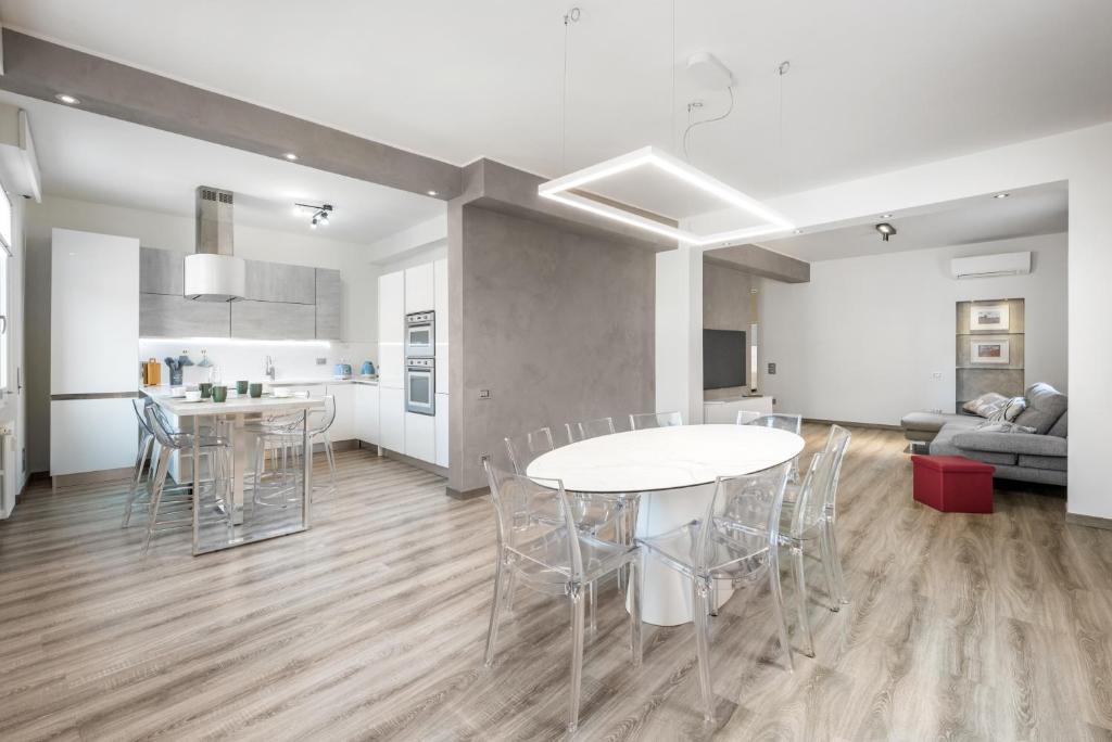 eine Küche und ein Wohnzimmer mit Tisch und Stühlen in der Unterkunft Flats4rent Verona Elegance Luxury Apartment in Verona