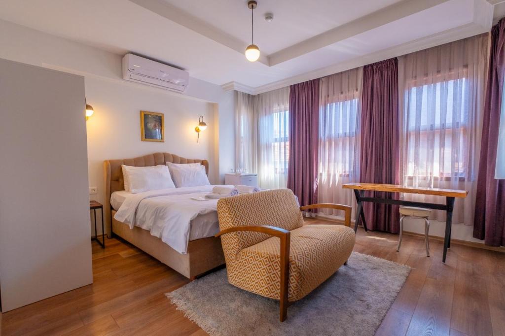 a bedroom with a bed and a desk and a chair at Oldcity homes hotel in Istanbul