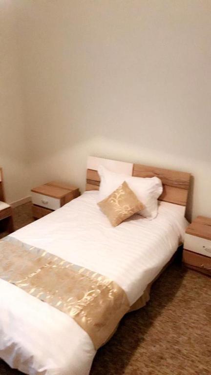 En eller flere senge i et værelse på شقق عزاب البوادي