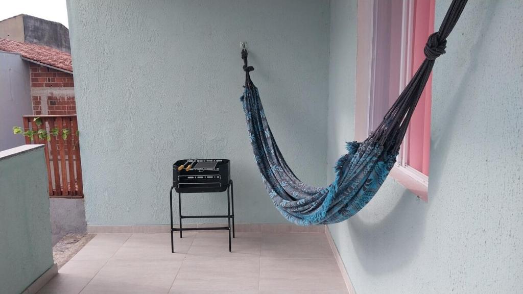 a hammock hanging from a wall in a room at Alzira casa completa Iguaba in Iguaba Grande
