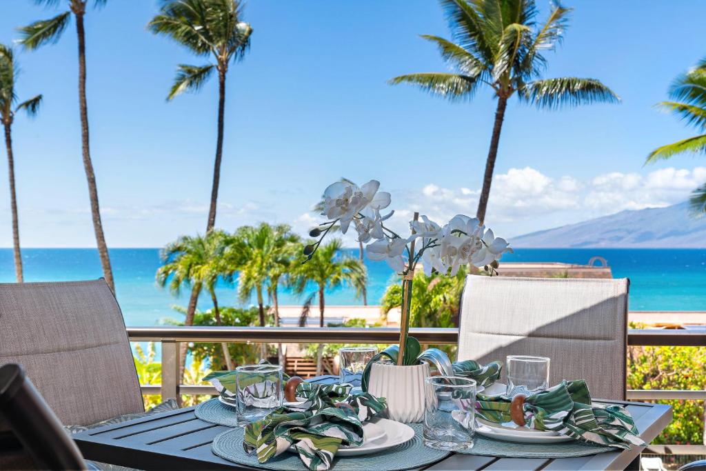 een eettafel met uitzicht op het strand bij Kuleana 321 · KU 321 Spectacular Ocean Views in Kahana