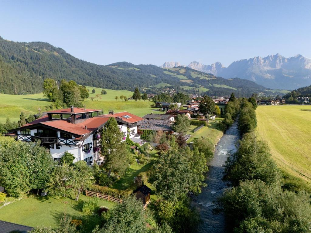 una vista aérea de un complejo con un río en Hotel Garni Zimmermann, en Reith bei Kitzbühel