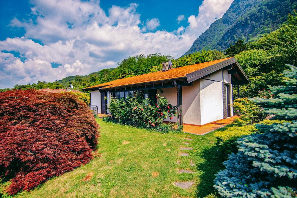 een klein huis midden in een tuin bij Casa Elena in Castelveccana