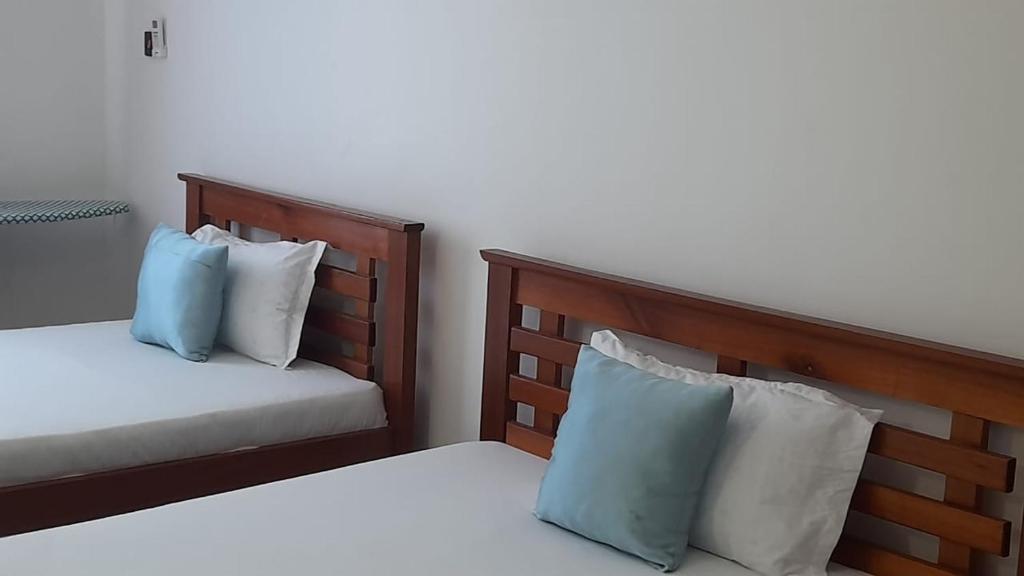 Ένα ή περισσότερα κρεβάτια σε δωμάτιο στο Mihrab Tamu stay-Nyali