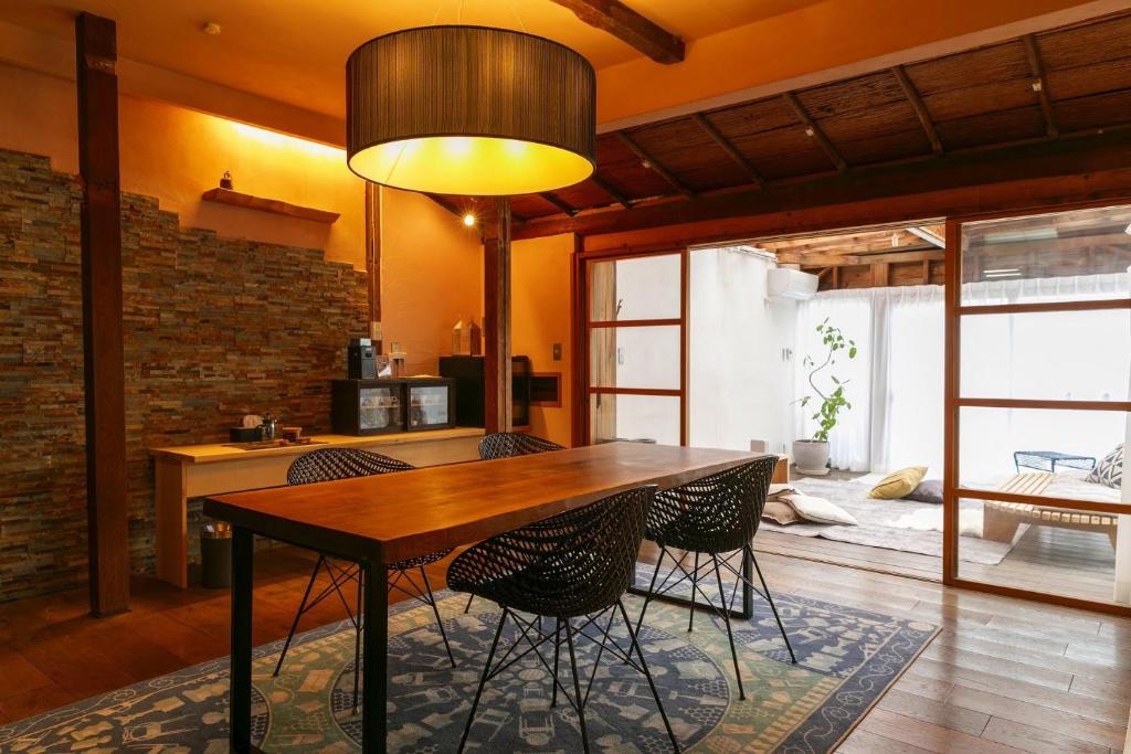 a dining room with a wooden table and chairs at mokumoku海sakanoshita in Kamakura