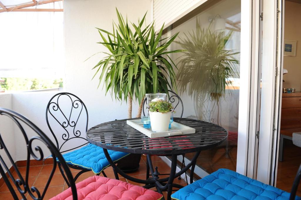 una mesa y sillas en un balcón con plantas en Apartment Zoe en Zadar