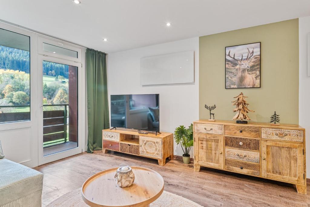 TV a/nebo společenská místnost v ubytování Tonbach 70 - Schwimmbad, Sauna, Solarium, Balkon