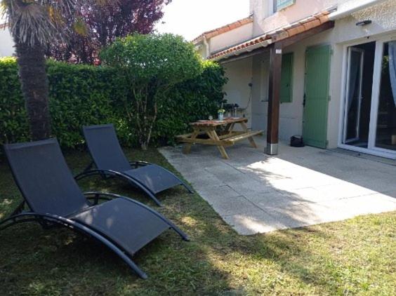 Zahrada ubytování Charmante Maison Bord de Mer avec Piscine et Tennis 5-P