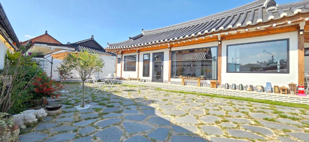 a house with a stone walkway in front of it at 선덕당 한옥스테이 프라이빗 독채 한옥 in Gyeongju