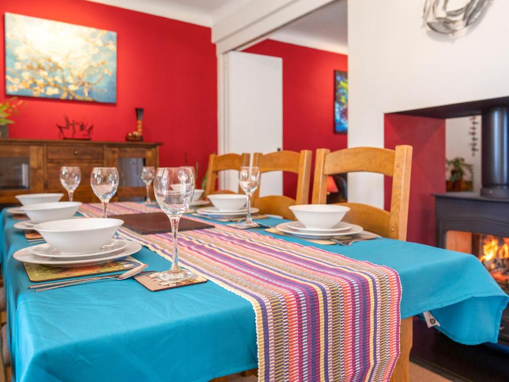 een tafel met een blauwe tafeldoek en glazen erop bij Applepips in Stirling