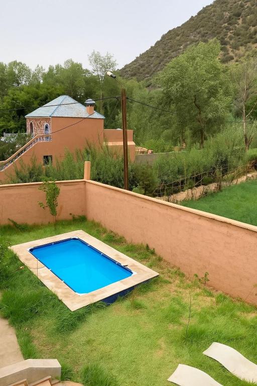 ein Swimmingpool im Hof eines Hauses in der Unterkunft Villa d'Exception à Ourika Nichée au Cœur des Montagnes in Aghbalou