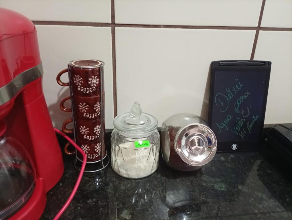 Eine Küchentheke mit einem Einmachglas und einem Toaster in der Unterkunft Apartamento Rainha Turquesa in Dourados