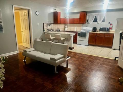 Kuchyň nebo kuchyňský kout v ubytování Cozy and Spacious Private Basement