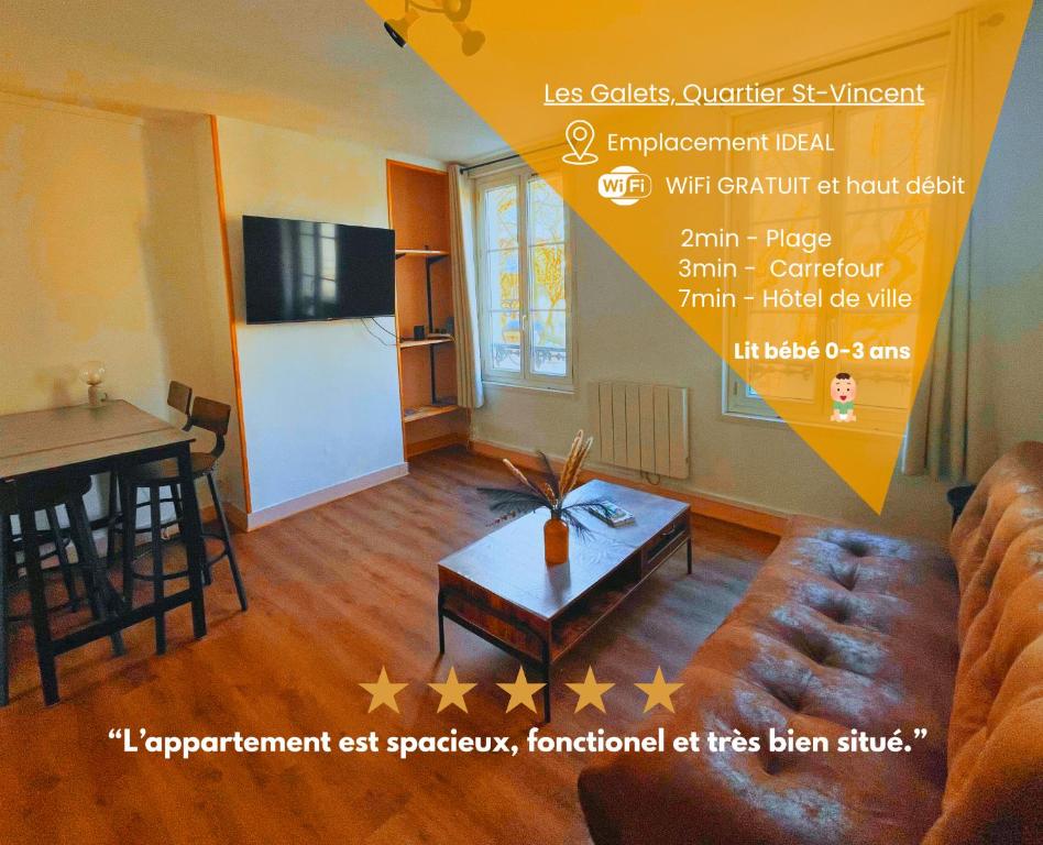 un salon avec un canapé et une table dans l'établissement Hypercentre-Plage Cocon Cozy et Chaleureux de 50m2 "LES GALETS", au Havre