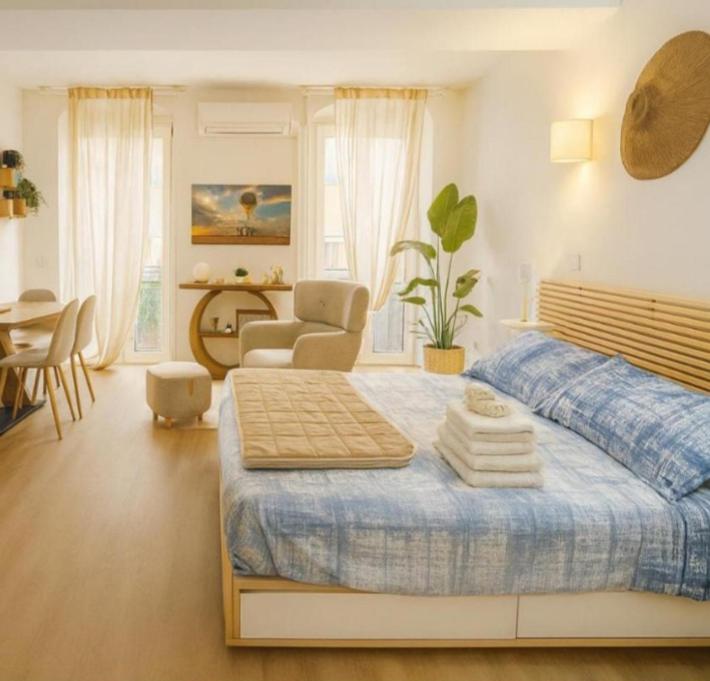 Un dormitorio con una cama, una silla y una mesa. en TIMELESS HOME Deluxe Smart Cinema Suite with Netflix & Disney, en Parma