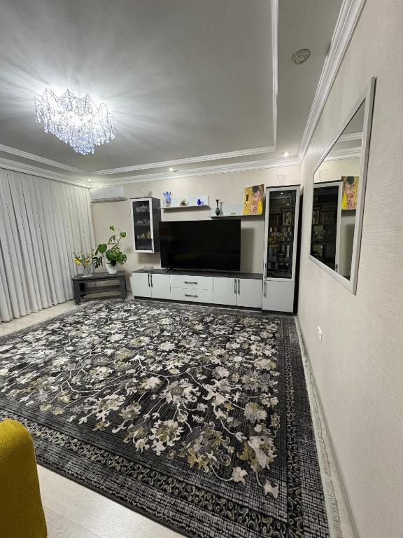 Toshkent-Passajir BekatiにあるIn the heart of Tashkentの敷物のあるリビングルーム