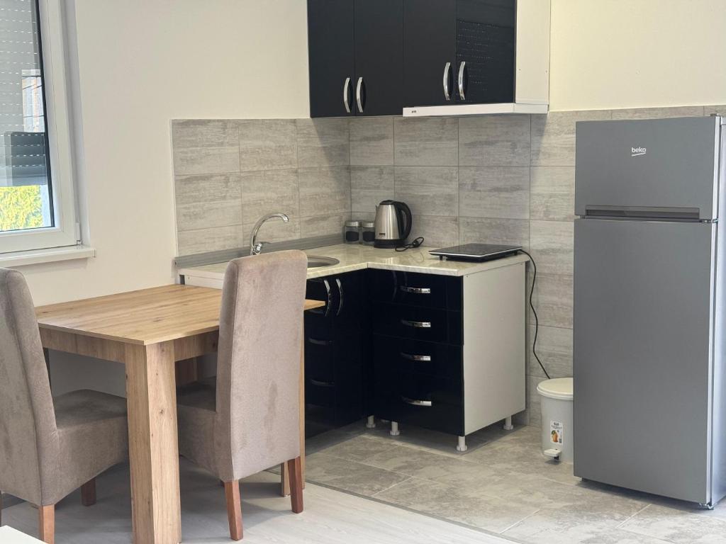 Η κουζίνα ή μικρή κουζίνα στο Elena Airport Apartments