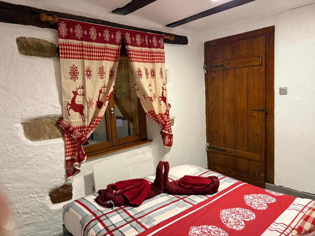 ein Schlafzimmer mit einem Bett und einem Fenster mit Weihnachtsdekoration in der Unterkunft Le petit nid de cigogne in Colmar