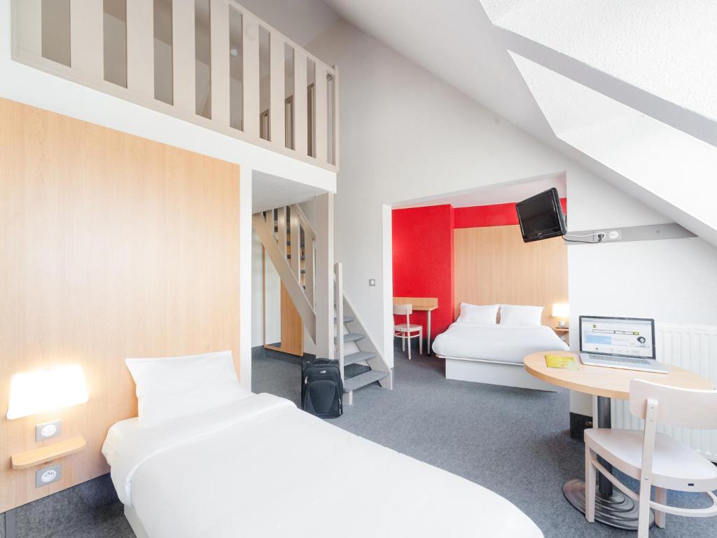 Postel nebo postele na pokoji v ubytování B&B HOTEL Quimper Sud Bénodet
