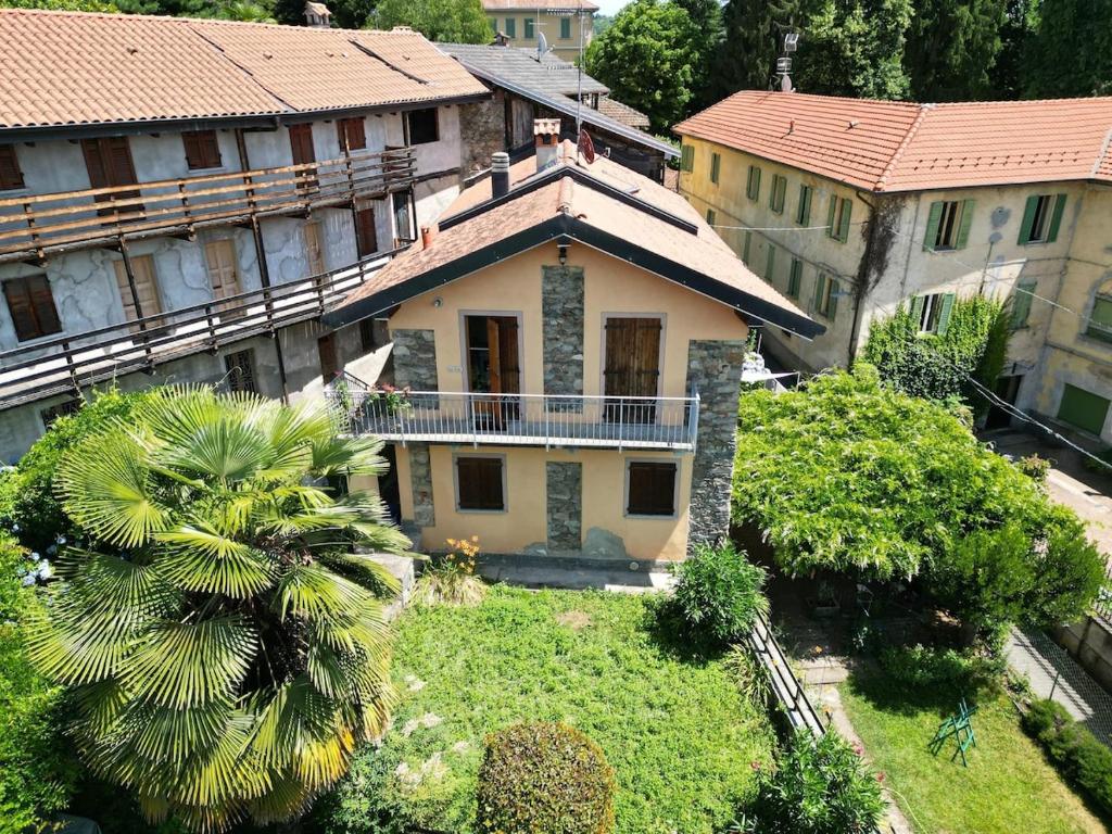 AmenoにあるHome and garden nestled in Amenoのヤシの木のある家の空中