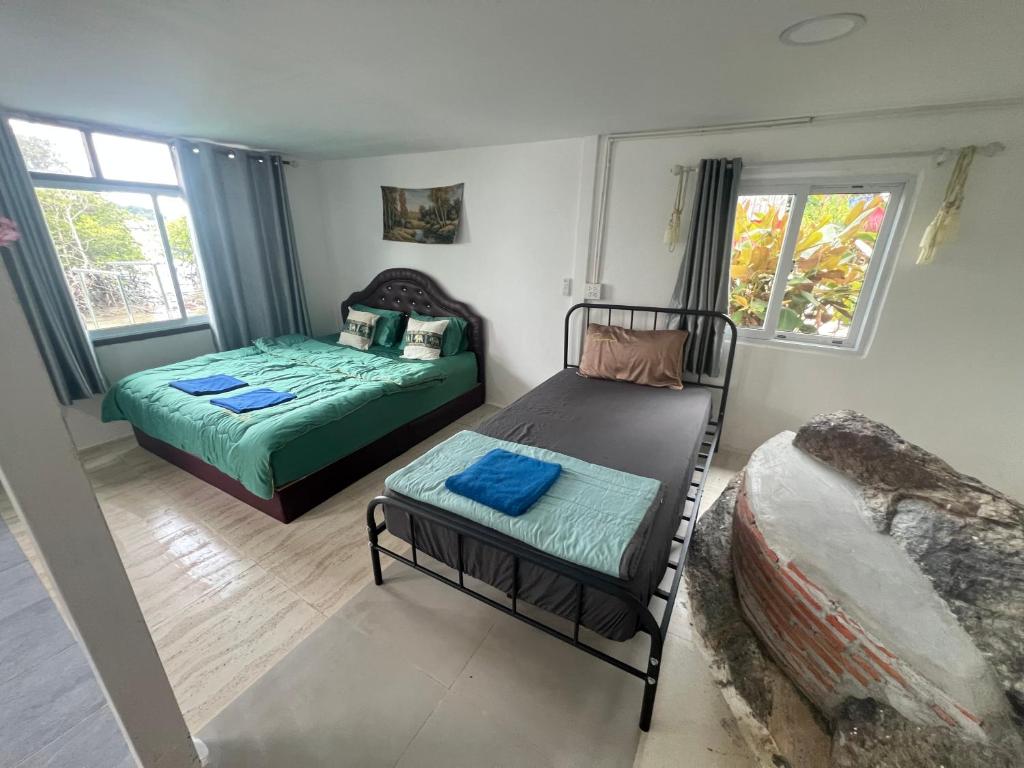 チャン島にあるRasta view Beachのベッド2台と窓のある寝室