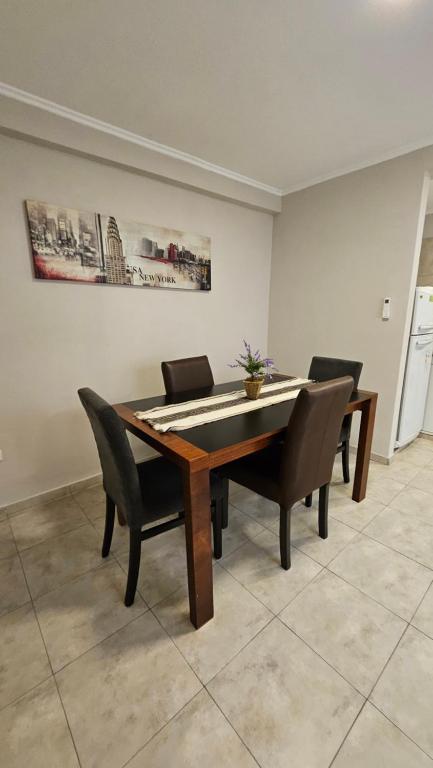 ein Esszimmer mit einem Tisch und einigen Stühlen in der Unterkunft Edificio-Pellegrini PB in Bragado