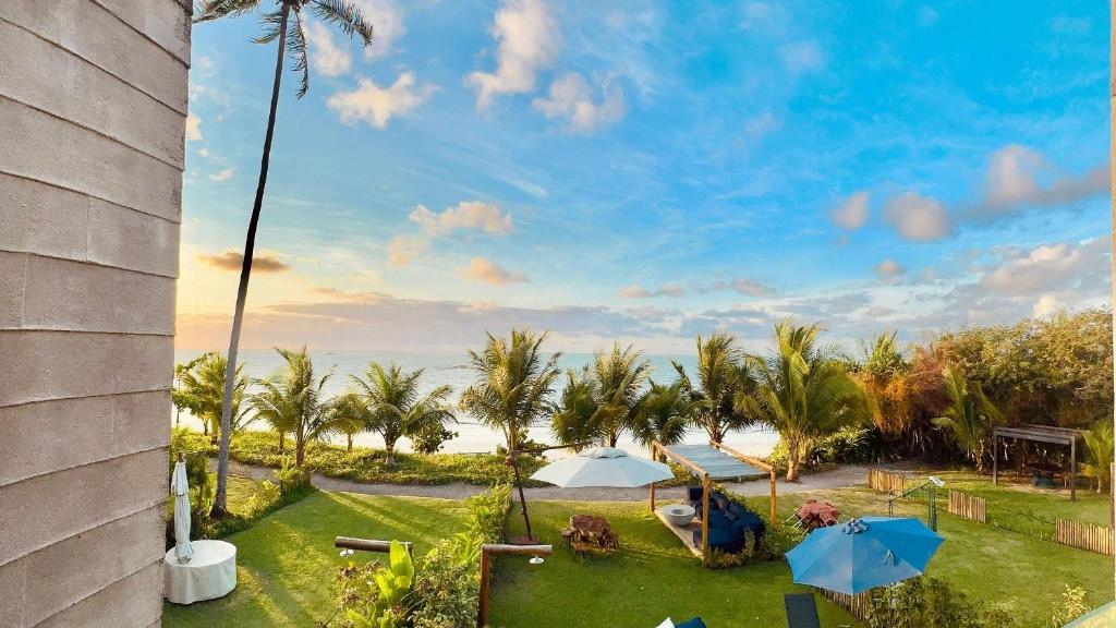 ein Blick auf das Meer von einem Haus in der Unterkunft MHV Milagres - Casa OKA 37 in Passo de Camarajibe
